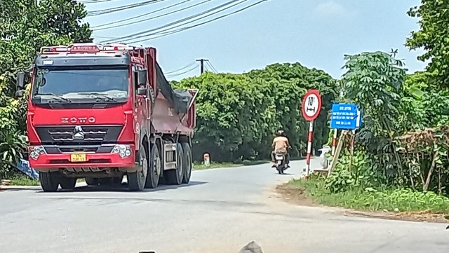 Hưng Yên: Dân bức xúc đoàn xe có dấu hiệu quá tải 'hoành hành' trên TL 377 - Ảnh 2.