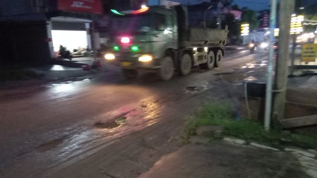 Hưng Yên: Dân bức xúc đoàn xe có dấu hiệu quá tải 'hoành hành' trên TL 377 - Ảnh 6.