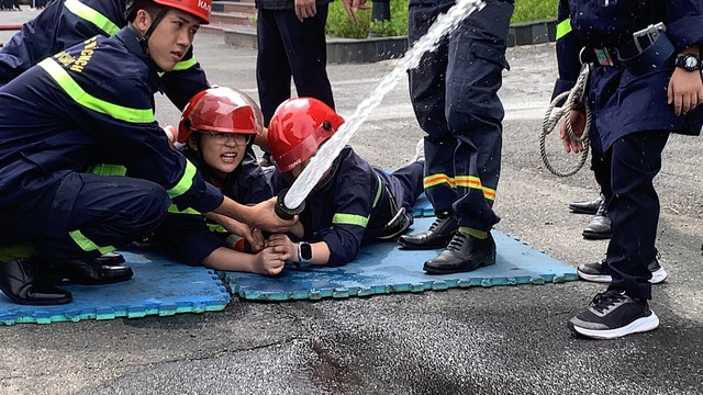 Đà Nẵng: Nâng cao nhận thức, kỹ năng PCCC và cứu nạn cứu hộ cho học sinh - Ảnh 3.