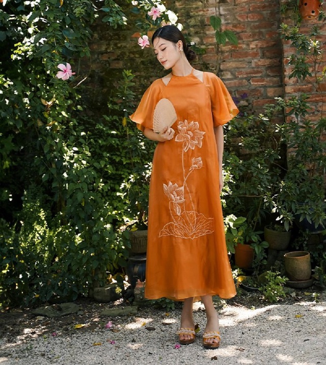 Thu Hà Nội và những tà áo dài mang nét đẹp truyền thống đan xen hiện đại - Ảnh 5.