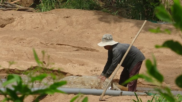 'Khoáng tặc' lộng hành vùng giáp ranh: Công trình cát lậu dưới sông Đu Đủ  - Ảnh 3.