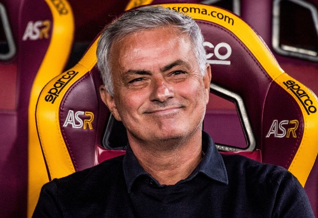 HLV Mourinho kêu gọi sự ổn định sau chiến thắng ‘7 sao’ của AS Roma - Ảnh 1.