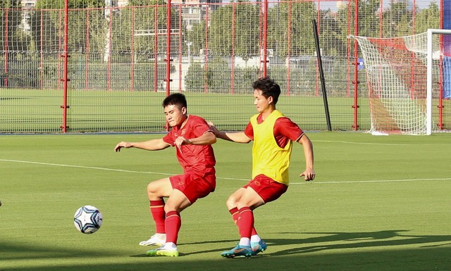 HLV Hoàng Anh Tuấn khen sân tập, không sợ đội tuyển Olympic Việt Nam đá ‘chấp tuổi’ - Ảnh 2.