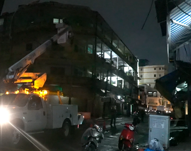 Công an cứu hộ 9 nhà dân bị tôn chung cư bay đè trong cơn mưa - Ảnh 2.