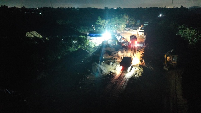 Quảng Ngãi: Dùng xe cơ giới trộm cát vào ban đêm trên sông Trà Khúc - Ảnh 4.
