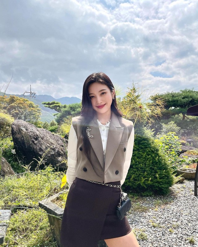 Áo gile giúp visual của nàng thêm thanh lịch và tôn dáng khi vào thu - Ảnh 9. Áo gile giúp visual của nàng thêm thanh lịch và tôn dáng khi vào thu - Ảnh 9.