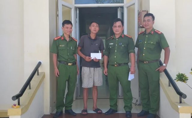 Công an tỉnh Quảng Bình giúp đỡ chàng trai mất giấy tờ tùy thân về quê - Ảnh 1.