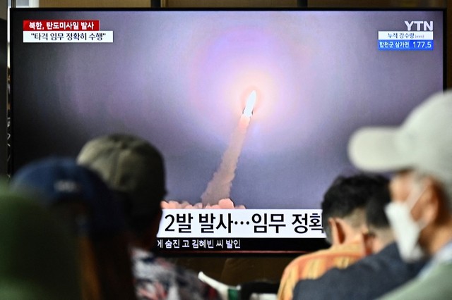 Triều Tiên phóng tên lửa lắp mô hình đầu đạn nguyên tử    - Ảnh 1.