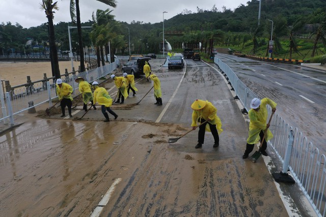 Bão Sao La khiến cây ngã hàng loạt tại Hồng Kông, 1 người chết tại Trung Quốc - Ảnh 12.