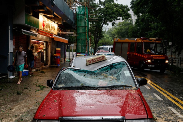 Bão Sao La khiến cây ngã hàng loạt tại Hồng Kông, 1 người chết tại Trung Quốc - Ảnh 9.