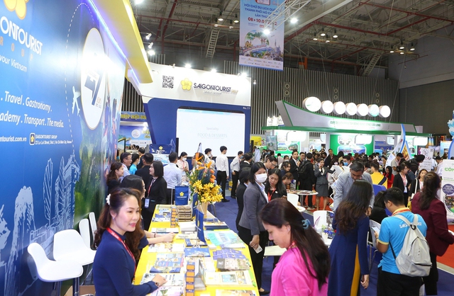 Khách tham quan và giao dịch tại gian hàng Saigontourist Group tại hội chợ ITE HCMC năm 2022
