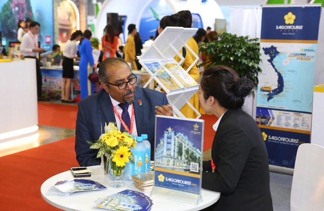 Tiếp xúc, làm việc với các buyer quốc tại gian hàng Saigontourist Group tại hội chợ ITE HCMC năm 2022