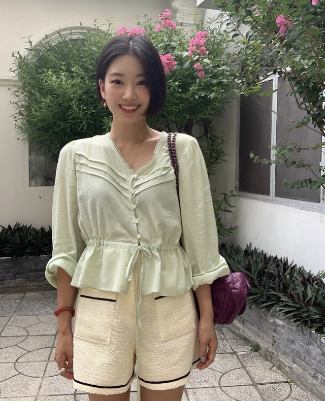 8 cách diện áo blouse điệu đà và tôn dáng như phụ nữ Hàn Quốc - Ảnh 6.