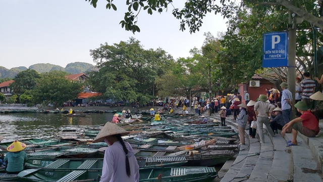 Khu du lịch Tam Cốc - Bích Động bị tê liệt: Nhiều người dân đã chèo đò - Ảnh 1.