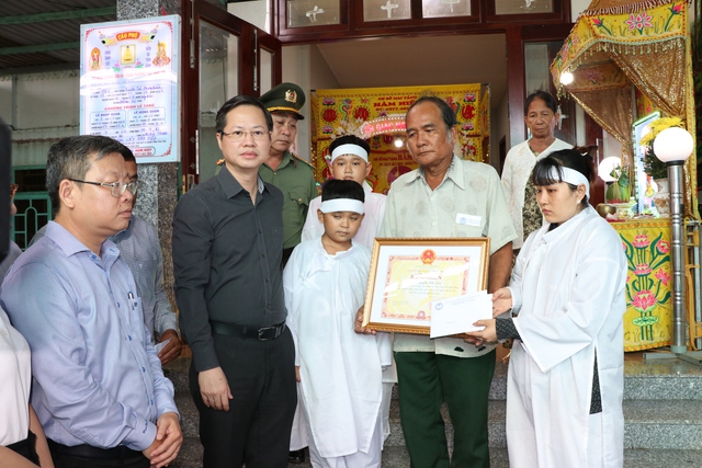 Chủ tịch UBND tỉnh Bình Thuận truy tặng bằng khen cho ông Nguyễn Hữu Đốn - Ảnh 2.