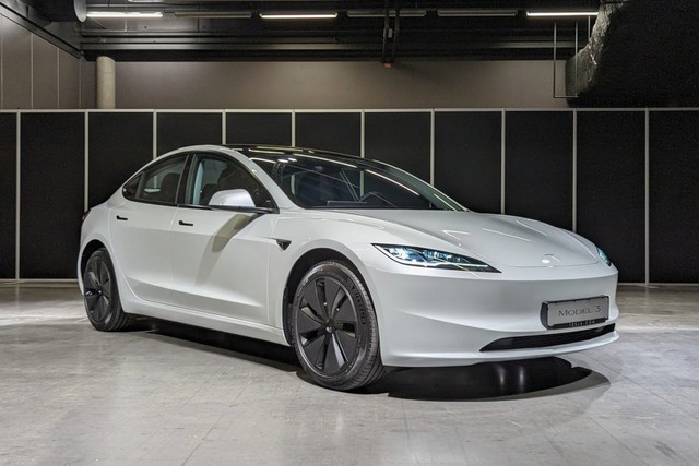 Tesla Model 3 cải tiến ngoại hình, nâng phạm vi hoạt động lên 677 km - Ảnh 1.