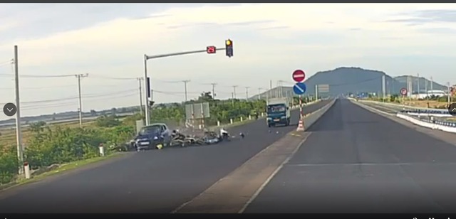 Vụ tai nạn ô tô tung  nhiều xe máy ở Bình Thuận: Tài xế mới 16 tuổi - Ảnh 1.