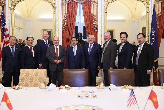 Thủ tướng Phạm Minh Chính gặp các nghị sĩ Mỹ - Ảnh 1.