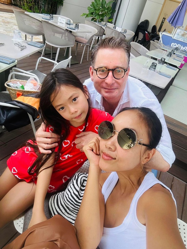 Đoan Trang hé lộ cuộc sống ở Singapore: Vợ chồng tôi giống Ngưu Lang, Chức Nữ - Ảnh 3.
