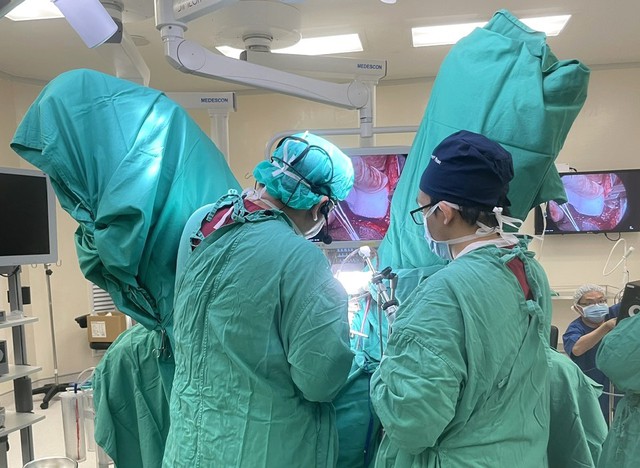 Bác sĩ BV Bình Dân TP.HCM chuyển giao kỹ thuật phẫu thuật robot tại Malaysia - Ảnh 1.