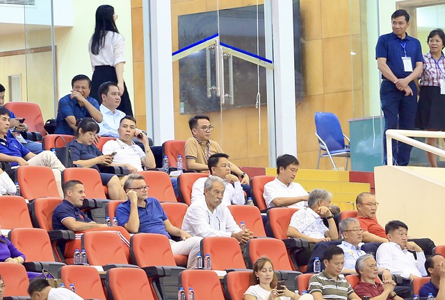 Thầy Park và ông Troussier cùng dự khán trong ngày CLB Hà Nội thua đậm - Ảnh 1.