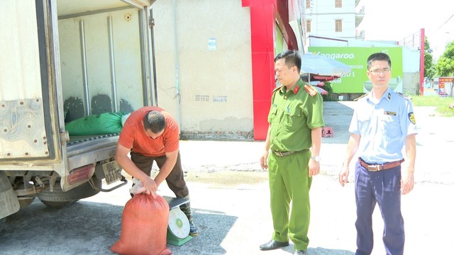 Hưng Yên: Phát hiện hơn 300 kg nội tạng động vật không rõ nguồn gốc xuất xứ - Ảnh 1.