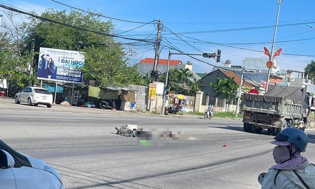 Quảng Ngãi: Người đàn ông đi xe máy bị xe tải tông tử vong tại chỗ - Ảnh 1.