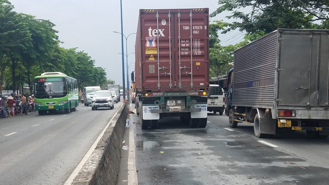 Xe container cuốn người phụ nữ cùng xe đạp vào gầm - Ảnh 1.