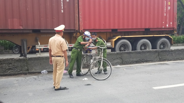 Xe container cuốn người phụ nữ cùng xe đạp vào gầm - Ảnh 2.