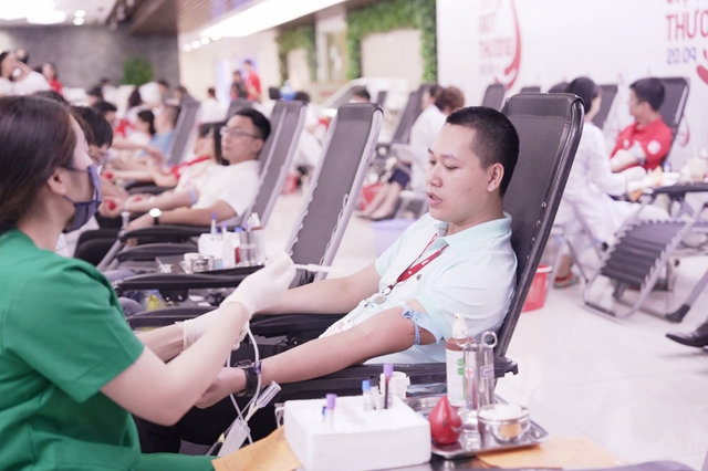 Cán bộ nhân viên TNG Holdings Vietnam tham gia hiến máu tại ngày hội &quot;Giọt Thương&quot;