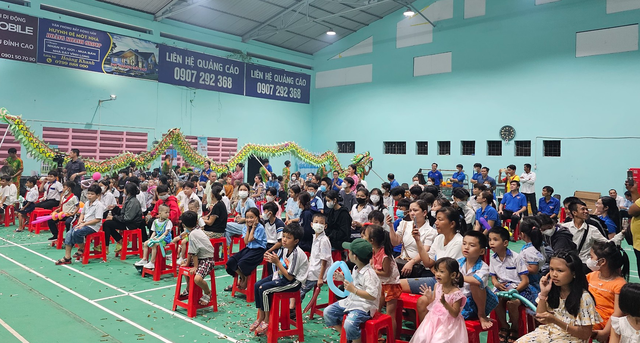 Tỉnh đoàn Vĩnh Long tổ chức Tết trung thu cho trẻ mồ côi toàn tỉnh - Ảnh 1.