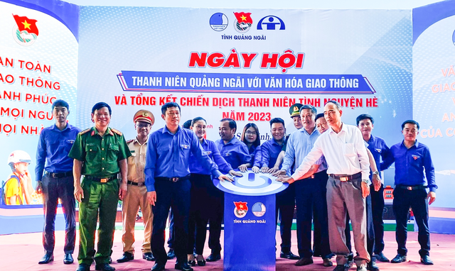 Tỉnh đoàn Quảng Ngãi tổ chức Ngày hội thanh niên với văn hóa giao thông - Ảnh 2.