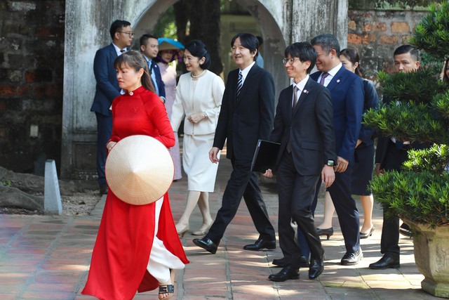Hoàng thái tử Nhật Bản Akishino tham quan Văn Miếu Quốc Tử Giám - Ảnh 3.