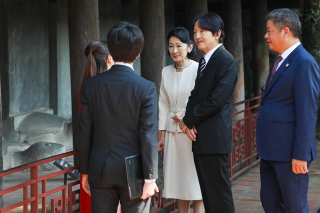 Hoàng thái tử Nhật Bản Akishino tham quan Văn Miếu Quốc Tử Giám - Ảnh 4.
