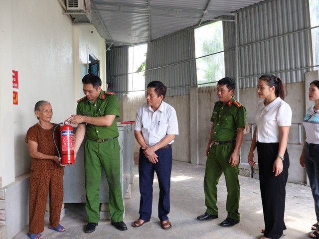 Hà Tĩnh: Một khu dân cư với hơn 1.600 hộ dân có bình chữa cháy - Ảnh 2.