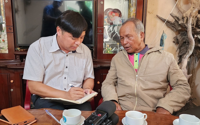 Ảnh: Lâm Viên  Già làng Ha Xuyên trò chuyện với phóng viên