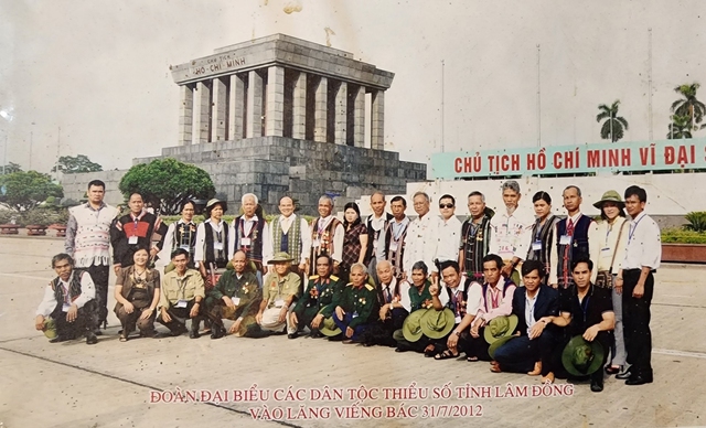 Già làng Ha Xuyên (hàng đứng thứ 3 phải qua) cùng đoàn đại biểu các dân tộc thiểu số tỉnh Lâm Đồng viếng lăng Bác năm 2012