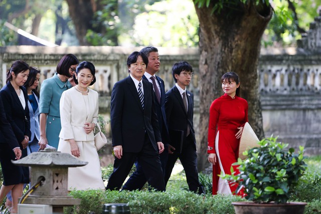 Hoàng thái tử Nhật Bản Akishino tham quan Văn Miếu Quốc Tử Giám - Ảnh 1.