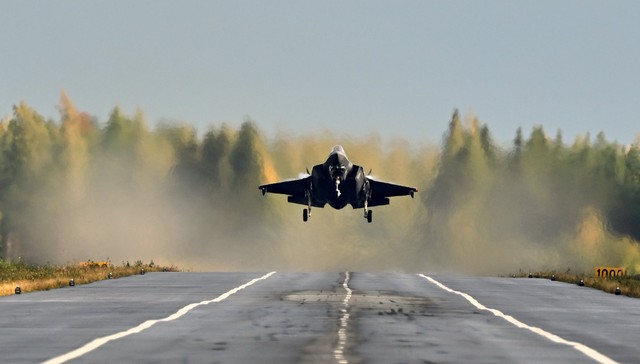 Lần đầu tiên chiến đấu cơ tàng hình F-35A cất cánh từ đường cao tốc - Ảnh 2.
