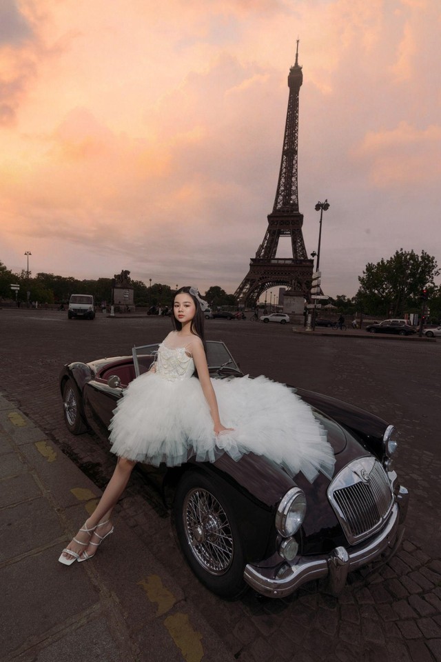 Mẫu nhí Việt Nam được mời trình diễn tại Paris Fashion Week 2023 tại Paris  - Ảnh 1.