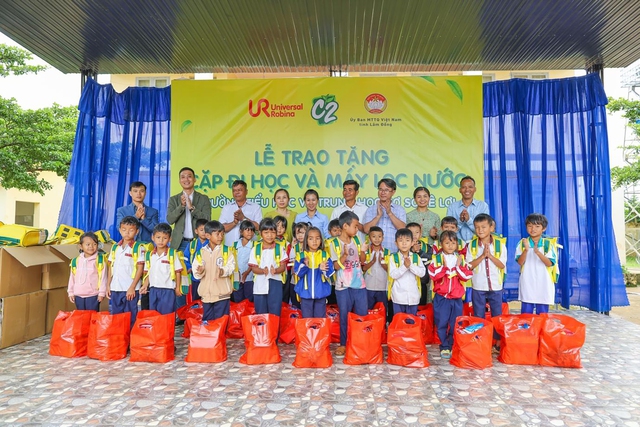 Công ty TNHH URC Việt Nam trao tặng máy lọc nước và cặp đi học cho trẻ em tại Bảo Lâm