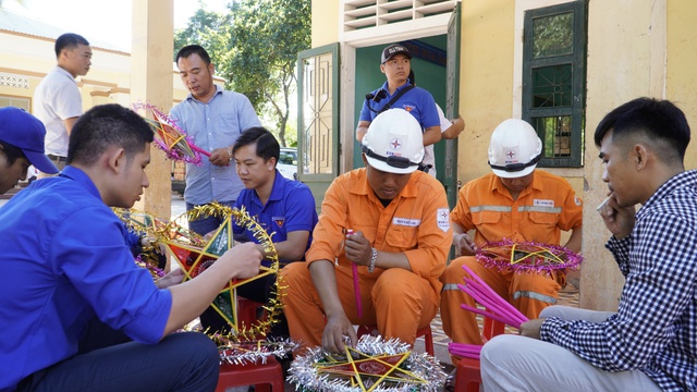 Đoàn viên công ty Điện lực lắp đèn ông sao cho thiếu nhi.