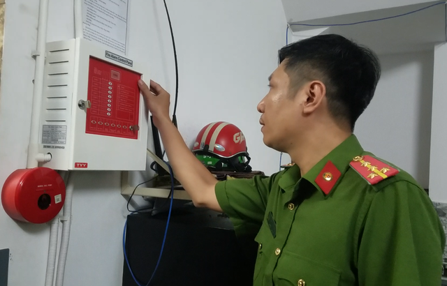 Công an Q.Tân Phú kiểm tra an toàn PCCC tại các chung cư mini, nhà trọ - Ảnh 1.