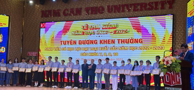 Trường ĐH Nam Cần Thơ trao học bổng hơn 12,5 tỉ đồng cho sinh viên - Ảnh 2.