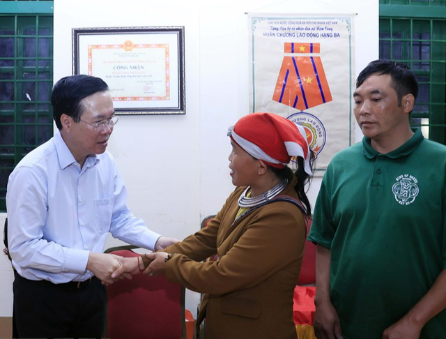 Chủ tịch nước Võ Văn Thưởng thăm, tặng quà các gia đình thiệt hại sau lũquéttạiLào Cai - Ảnh 2.