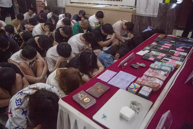 Indonesia trục xuất 153 người Trung Quốc lừa tình, tiền của nhiều đồng hương - Ảnh 1.
