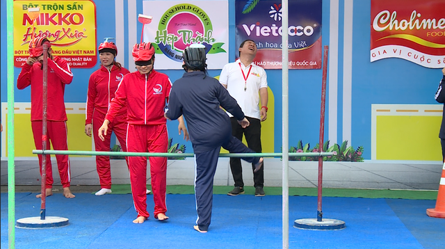 Quang Thắng suýt bị người chơi ‘gạt vợt vào má’ tại chợ Đồng Xuân - Ảnh 1.