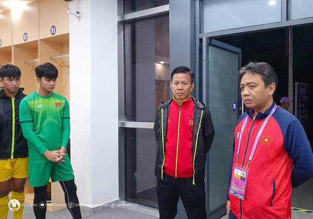 Đội tuyển Olympic Việt Nam được 'tiếp lửa' trước trận đấu quyết định tại ASIAD 19 - Ảnh 1.