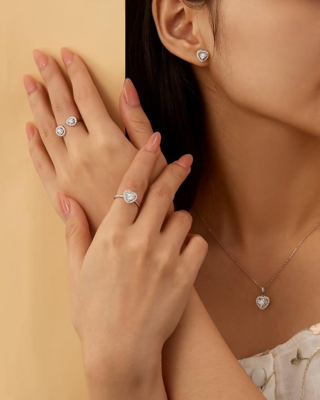 Phối đồ mùa thu thêm xinh với 4 mẫu nhẫn kim cương độc đáo - Ảnh 1.