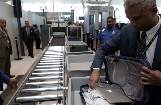 Tại sao phải lấy laptop ra khỏi túi xách, cởi giày ở cổng an ninh sân bay? - Ảnh 1.